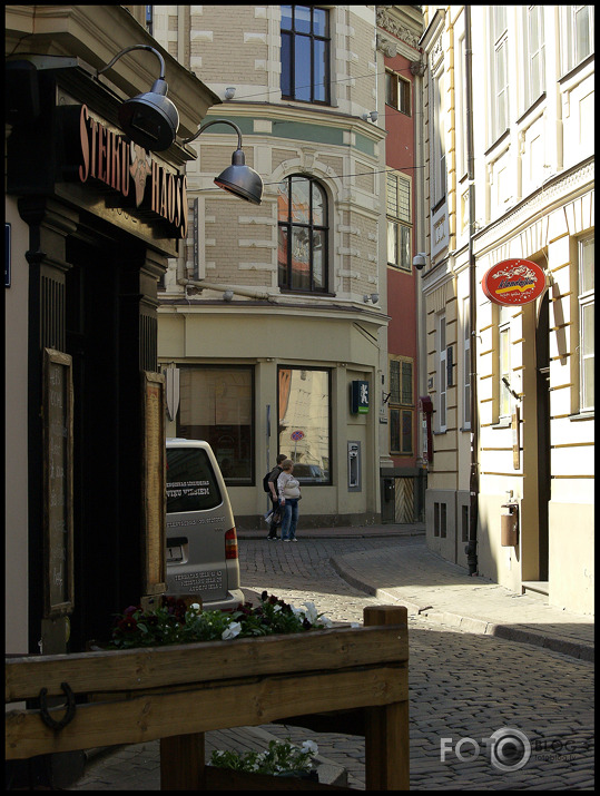 Rīta saule un steiga vecpilsētā .