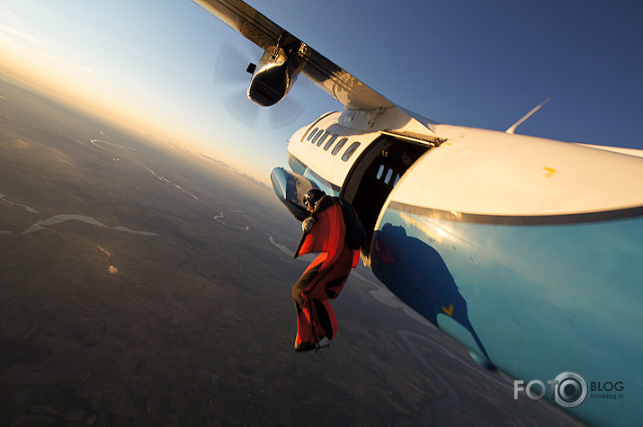 Wingsuit lidojumu filmēšana reklāmas klipam