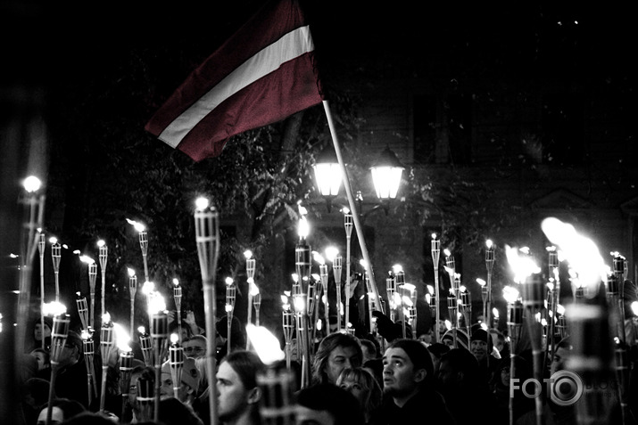 Lāpu gājiens un salūts 18.11.2011