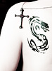 Meitene ar pūķa tetovējumu