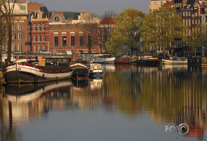 Amsterdamas kanāli rīta saulē