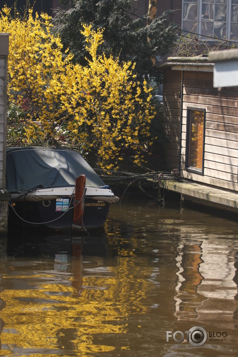 Amsterdamas kanāli rīta saulē