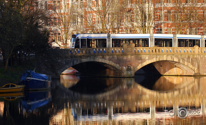 Amsterdamas kanāli rīta saulē