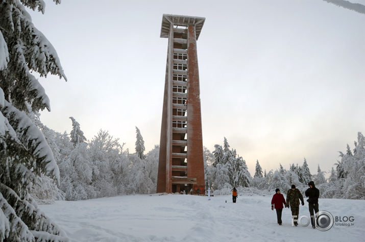 773 caurumi Gaiziņkalna torņa sienās?