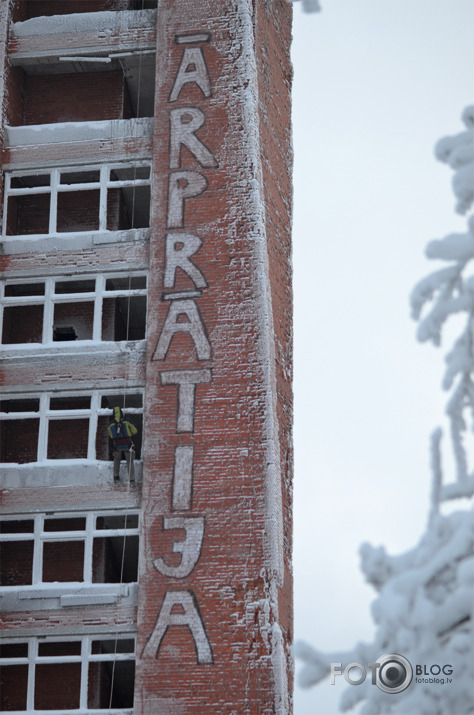 773 caurumi Gaiziņkalna torņa sienās?