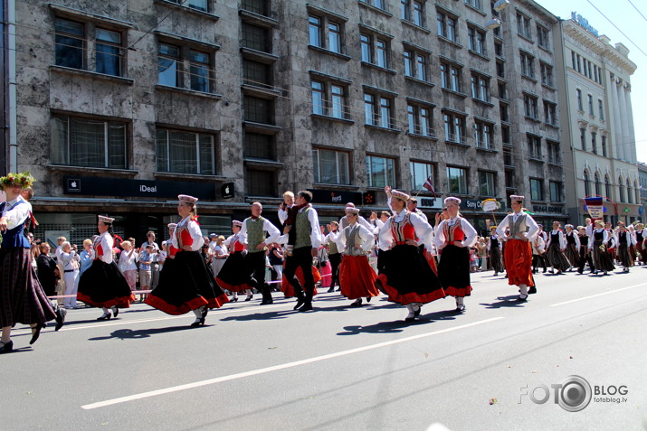 Pavisam maziņš ieskats Dziesmu svētku gājienā