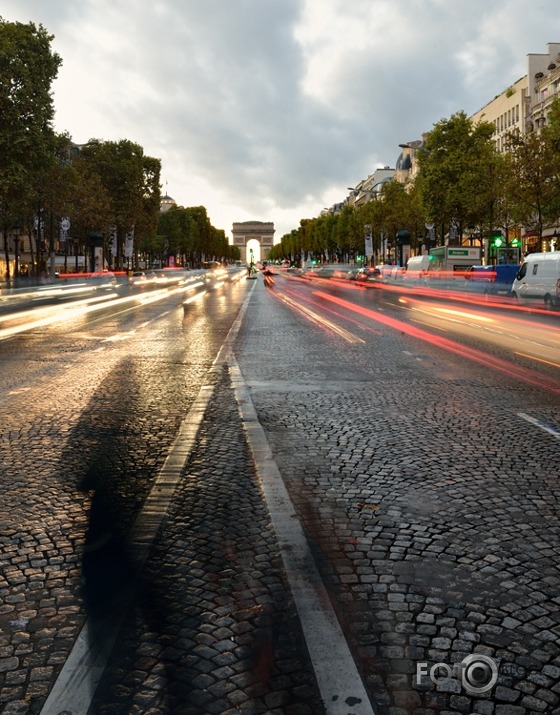 Ceļā uz Triumfa arku (Champs-Elysées)