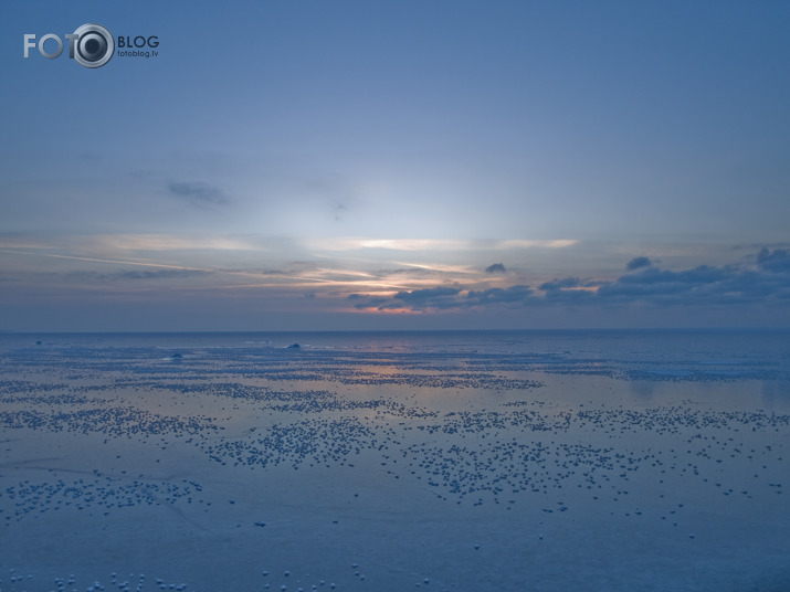 Zilā jūra ar cietu ūdeni