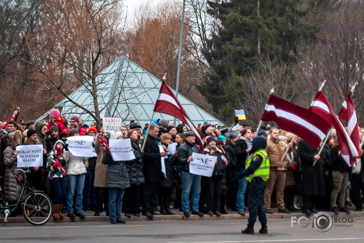 Pie RUS vēstniecības Rīgā 02.03.14.