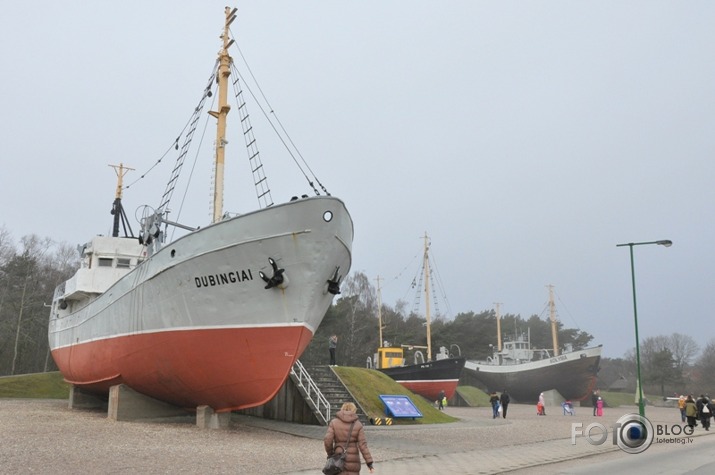 Senās zvejnieku laivas Kuršu kāpās