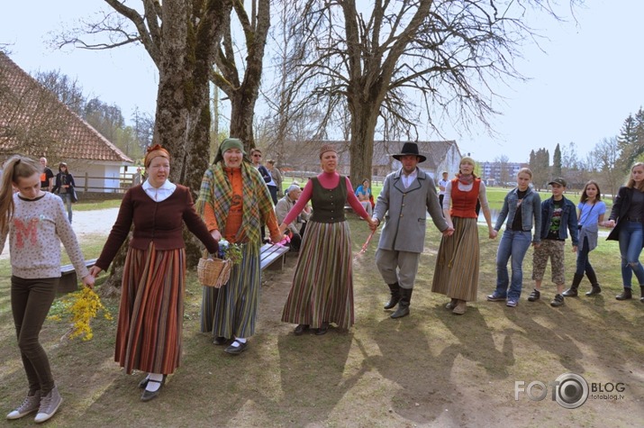 Lieldienas Turaidas muižā: Šūpoļu iešūpošanas rituāls