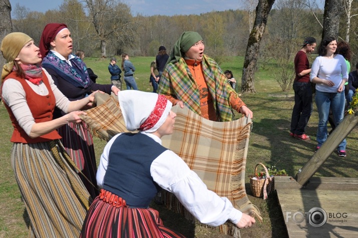 Lieldienas Turaidas muižā: Šūpoļu iešūpošanas rituāls