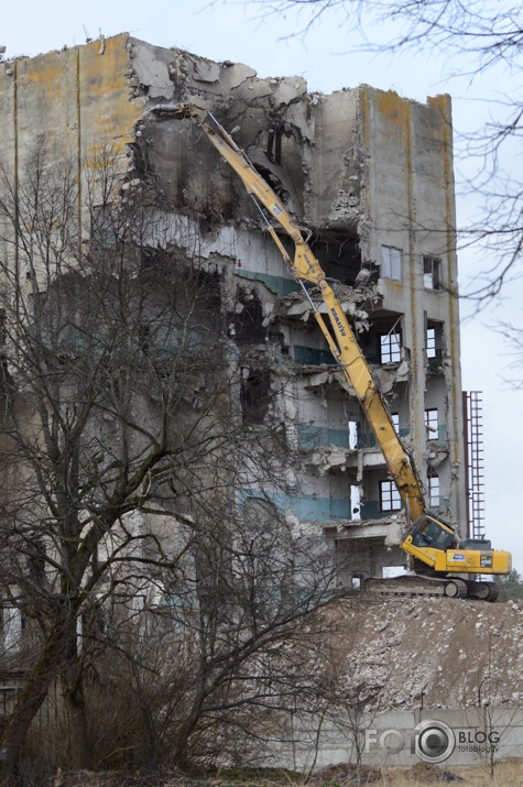 Stendes monstra nojaukšana