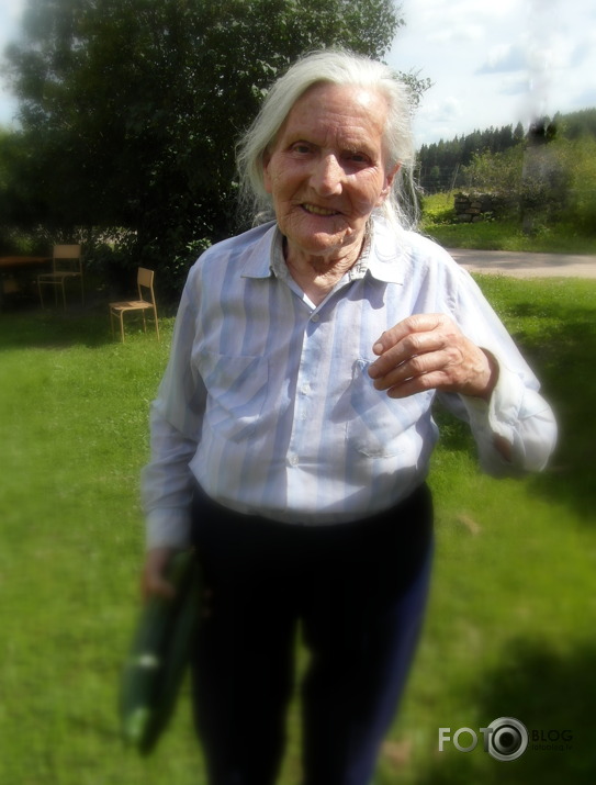 kaimiņiene mums atnes gurķus