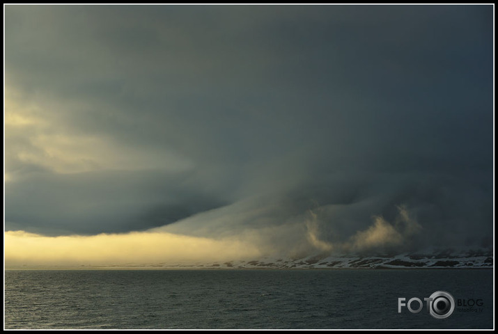 Isfjorden. Mākoņu aizsegā