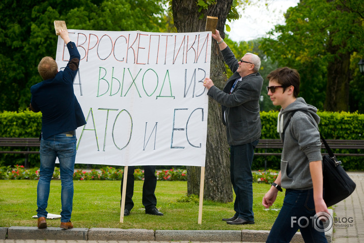 N€iroskep†iķi pret praidu