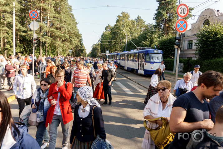 Uz Mežaparka ziemassvētku estrādi