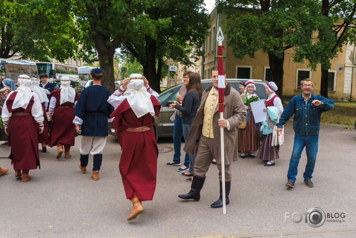 Pulcējamies un svinam