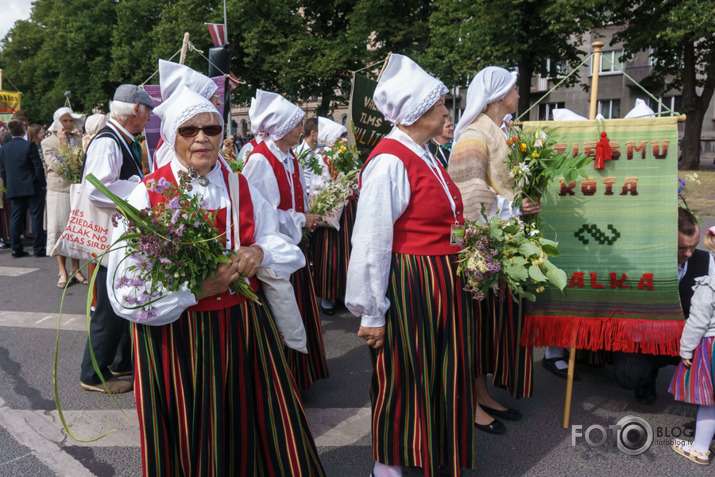 Pulcējamies un svinam