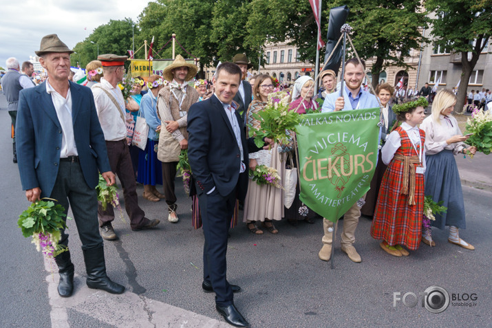 Pulcējamies un svinam