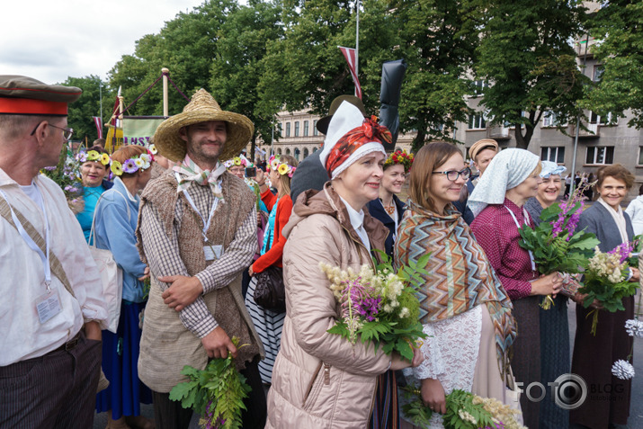 Pulcējamies un svinam