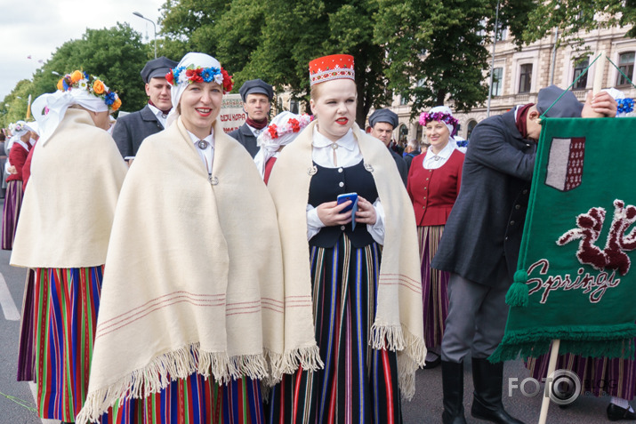 Pulcējamies un svinam