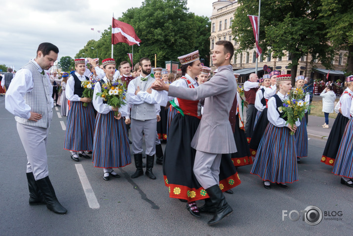 Pulcējamies un svinam