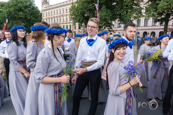 Pulcējamies un svinam