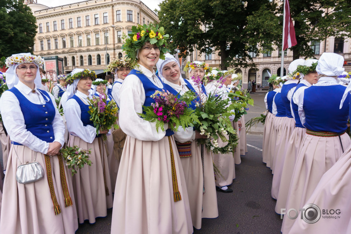 Pulcējamies un svinam