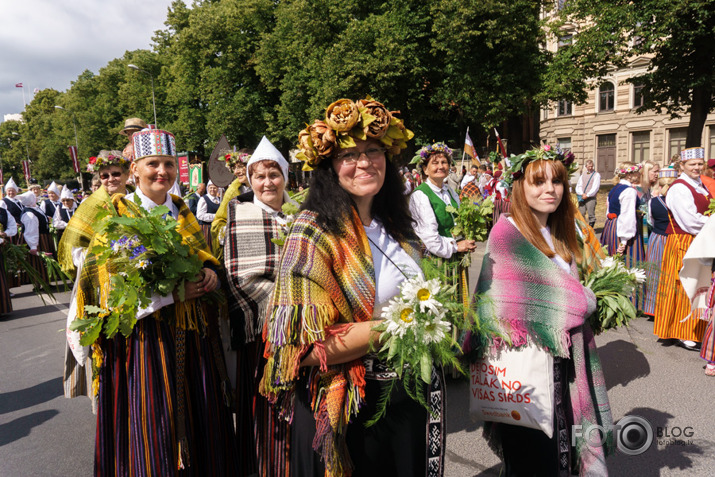 Pulcējamies un svinam