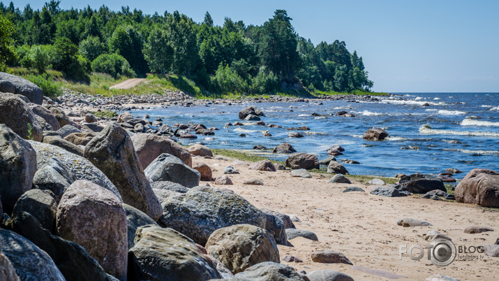 Pastaigā pa Vidzemes akmeņaino jūrmalu. 