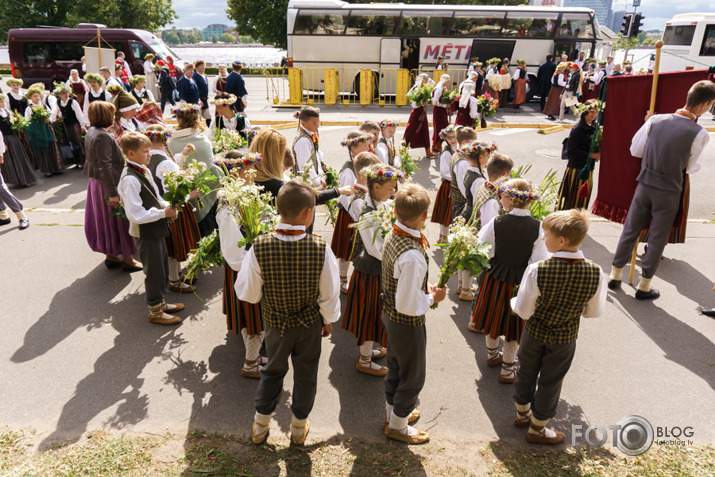 Pulcējamies un svinam 1