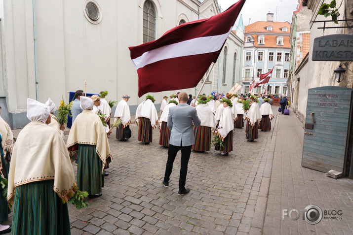 Pulcējamies un svinam 1