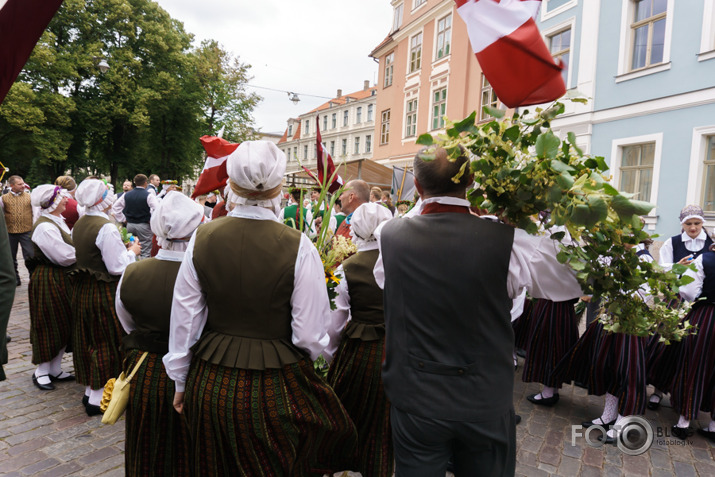 Pulcējamies un svinam 1