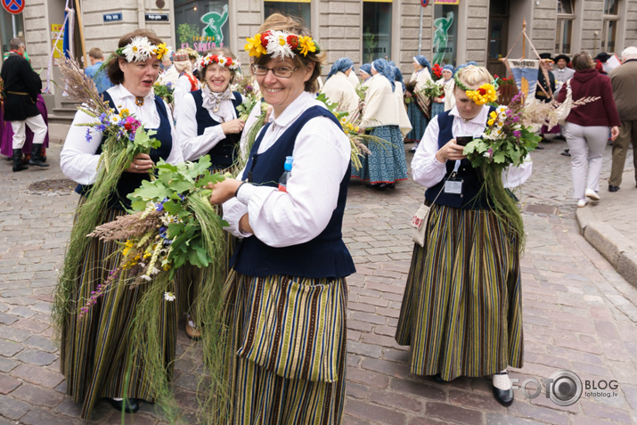 Pulcējamies un svinam 1