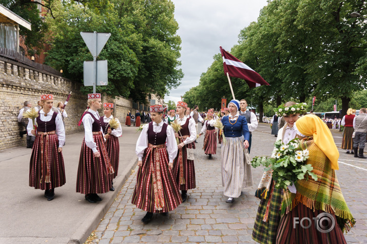 Pulcējamies un svinam 1