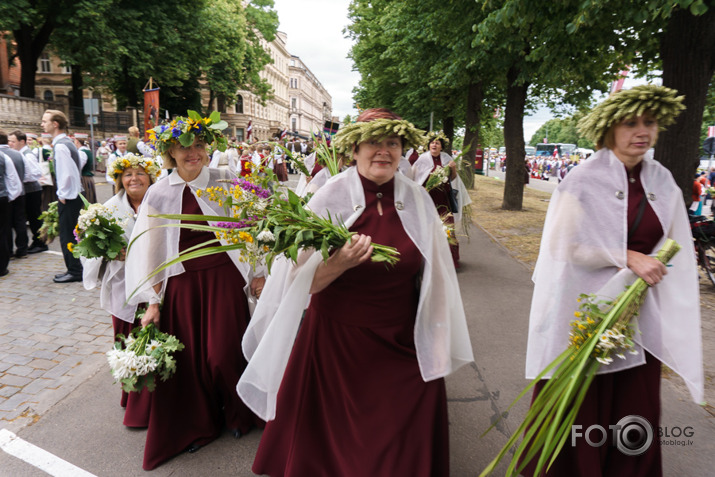 Pulcējamies un svinam 1