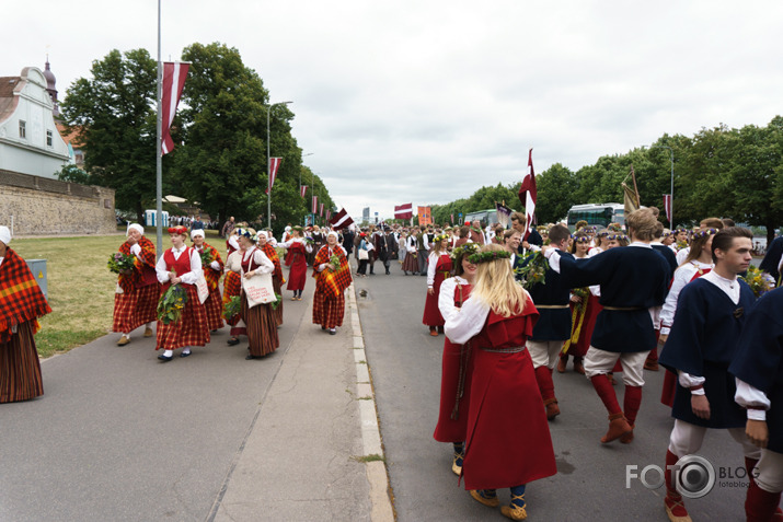 Pulcējamies un svinam 2