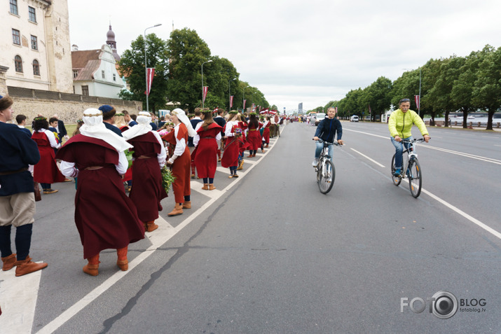 Pulcējamies un svinam 2