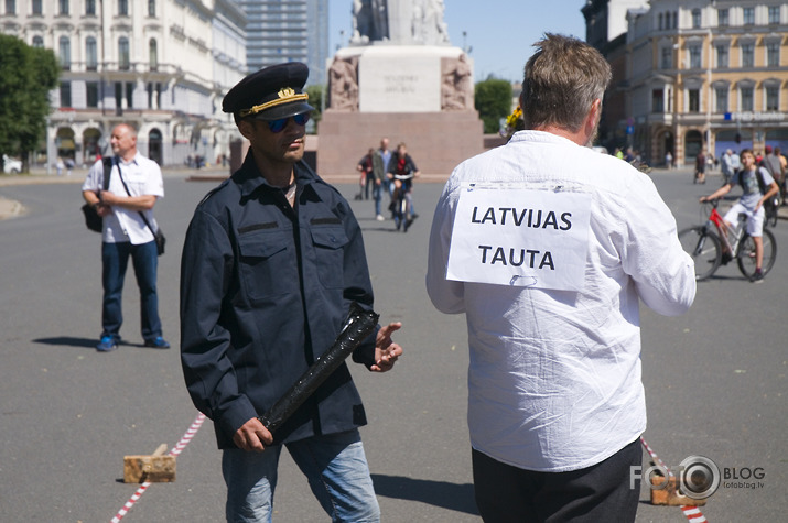 "Nāves ēnā jeb Latvijas veiksmes stāsts"