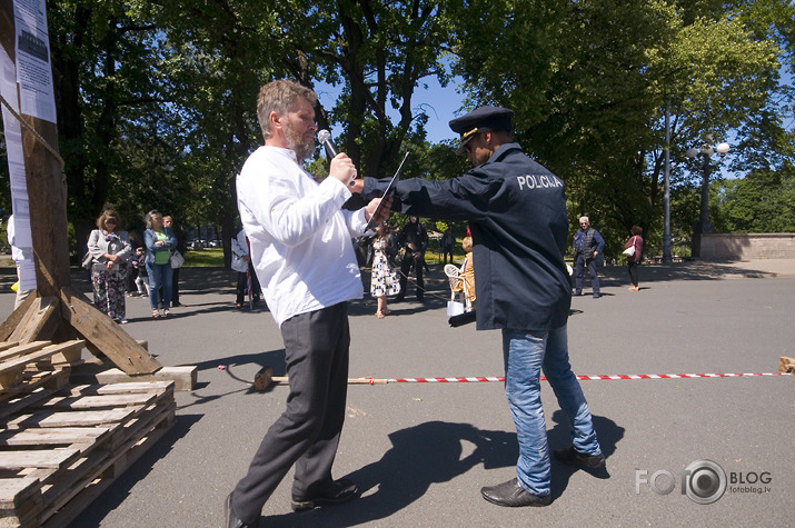 "Nāves ēnā jeb Latvijas veiksmes stāsts"