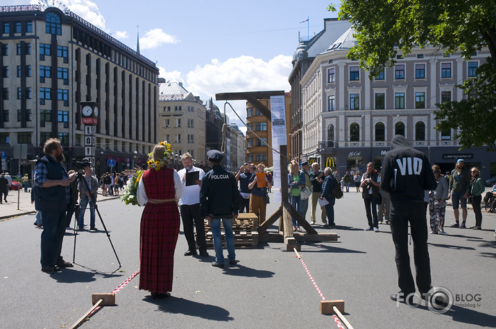 "Nāves ēnā jeb Latvijas veiksmes stāsts"