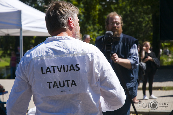 "Nāves ēnā jeb Latvijas veiksmes stāsts"