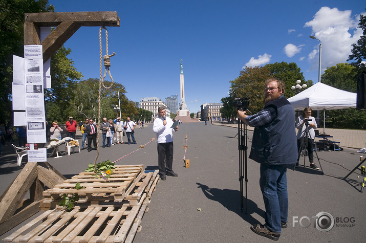 "Nāves ēnā jeb Latvijas veiksmes stāsts"