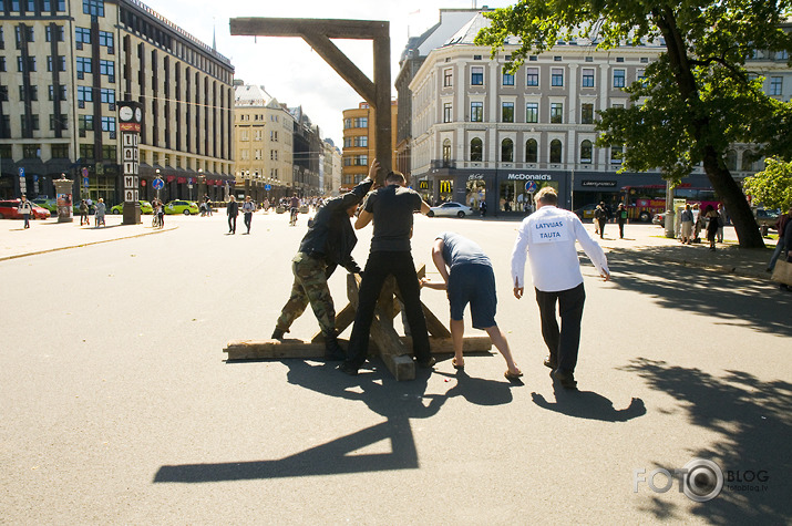 "Nāves ēnā jeb Latvijas veiksmes stāsts"