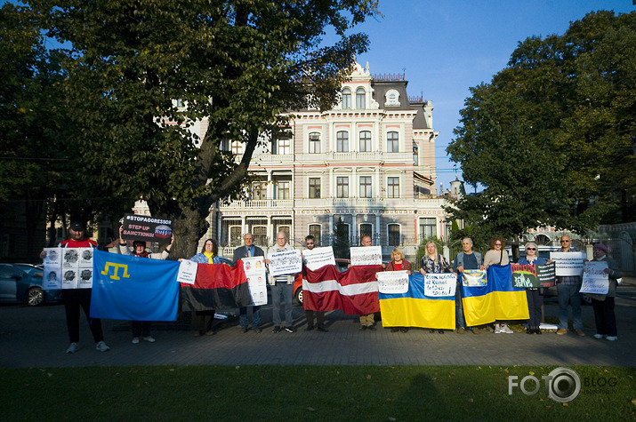 Free political prisoners 