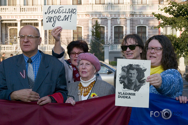 Free political prisoners 