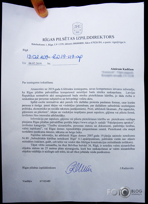 policija priekšā pakaļā