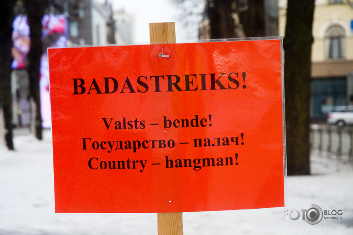 policija priekšā pakaļā
