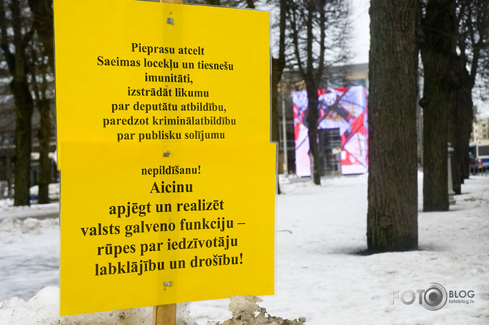 policija priekšā pakaļā
